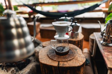 Yakın çekim evde damlatan kahve, damlatan kahve