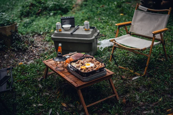 キャンプパンで揚げた卵と焼き豚 キャンプフード — ストック写真