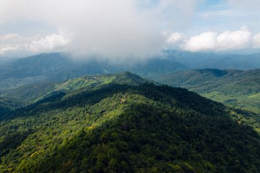 Tepeden dağ manzaralı köy, dağlar ve sis