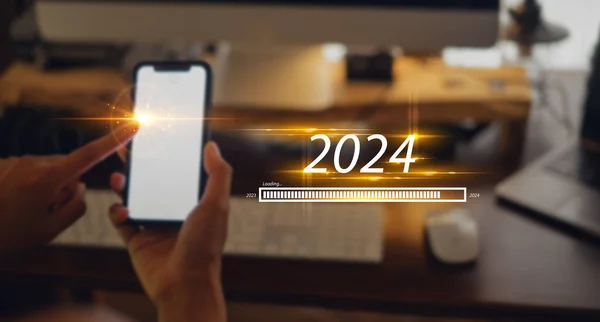 Nieuwjaar 2024 Viering Concept Smartphone Bureau Thuis Achtergrond — Stockfoto