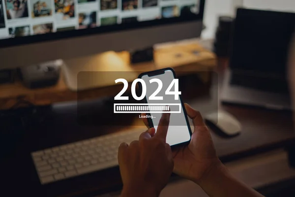 Nyår 2024 Firande Koncept Smartphone Och Skrivbord Hemma Bakgrund — Stockfoto