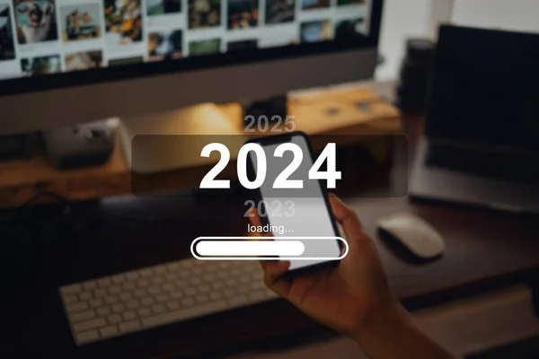 Neujahrsfeier 2024 Smartphone Und Schreibtisch Hause — Stockfoto