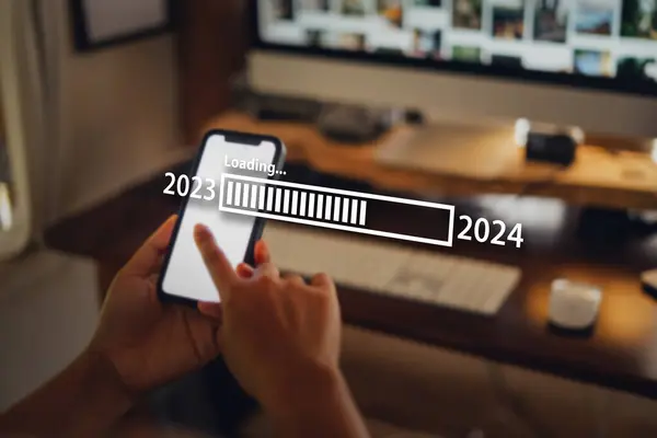 Концепция Празднования Нового 2024 Года Смартфон Письменный Стол Домашнем Фоне — стоковое фото