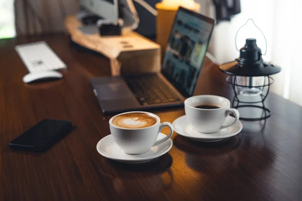 朝の机のコーヒー カップのコーヒー — ストック写真
