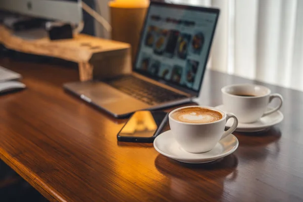 朝の机のコーヒー カップのコーヒー — ストック写真