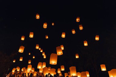 Chiang Mai 'deki Yi Peng Festivali' nde yüzen fenerler kalp şeklinde fenerler havada süzülüyordu.