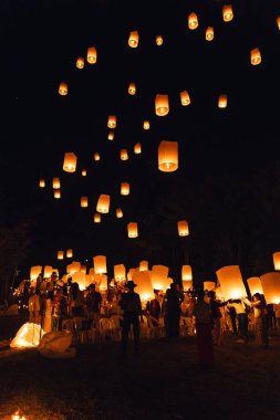 Chiang Mai 'deki Yi Peng Festivali' nde yüzen fenerler kalp şeklinde fenerler havada süzülüyordu.