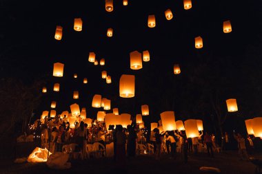 Chiang Mai 'deki Yi Peng Festivali' nde yüzen fenerler kalp şeklinde fenerler havada süzülüyordu.