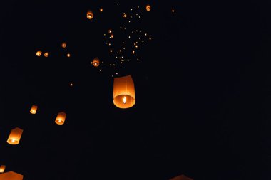 Chiang Mai 'deki Yi Peng Festivali' nde yüzen fenerler kalp şeklinde fenerler havada süzülüyordu.