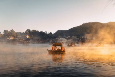 Rak Thai köyünde seyahat, tekne ve Çin fenerleri.