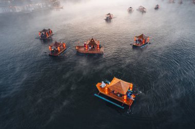 Sabah Ban Rak Thai 'deki su deposunda kayıkçı.