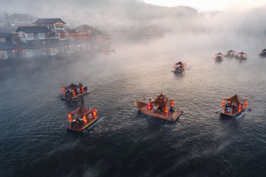 Sabah Ban Rak Thai 'deki su deposunda kayıkçı.