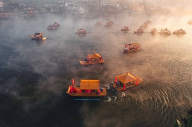 Sabah Ban Rak Thai 'deki su deposunda kayıkçı.