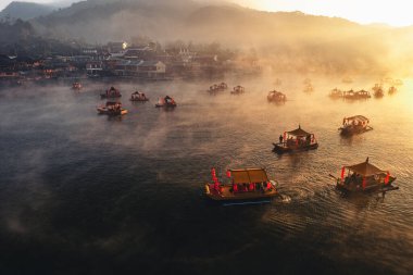 Sabah Ban Rak Thai 'deki su deposunda kayıkçı.
