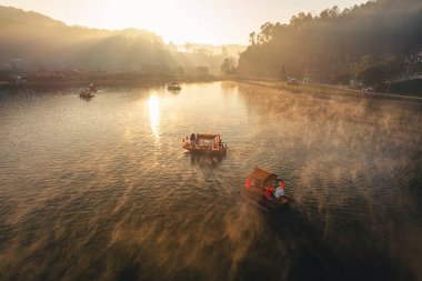 Sabah Ban Rak Thai 'deki su deposunda kayıkçı.