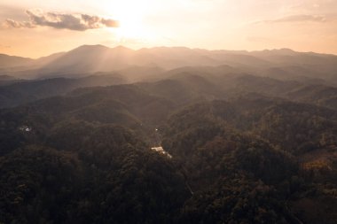 Akşamları dağların ve ağaçların görüntüsü insansız hava aracı oluşturur