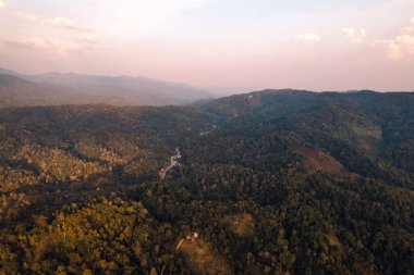 Akşamları dağların ve ağaçların görüntüsü insansız hava aracı oluşturur