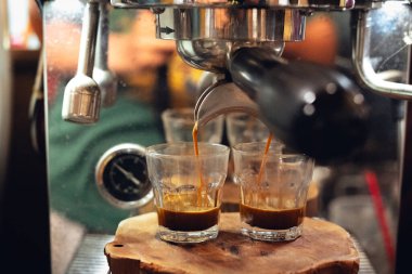 Espresso yapan kahveden küçük bir fincan kahve.