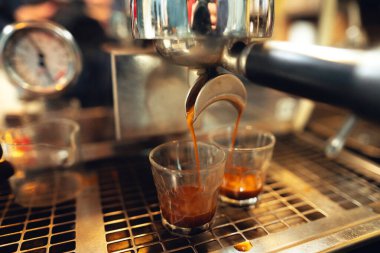 Espresso yapan kahveden küçük bir fincan kahve.