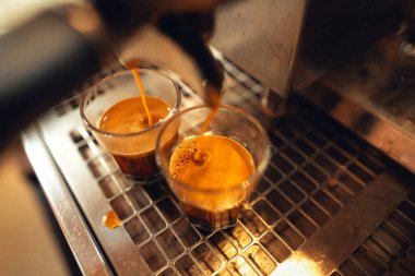 Espresso yapan kahveden küçük bir fincan kahve.