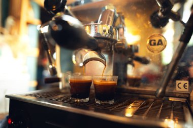 Espresso yapan kahveden küçük bir fincan kahve.