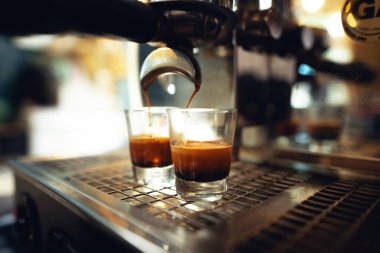 Espresso makineden dökülüyor.