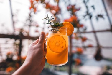 Soğuk portakal suyu ve çiçek arkaplanı