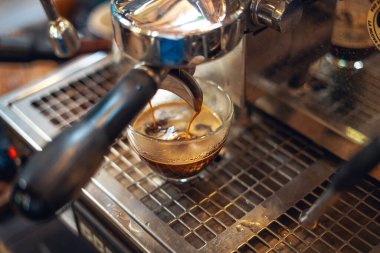 Kahve makinesiyle kahve hazırlamak, kahve makinesini kapatmak, kahve doldurmak.