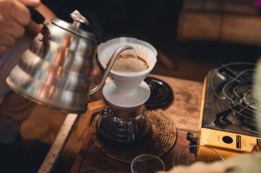 Ellerinizi yakın tutun, kahveciler kahve yapar, kahveleri döker.