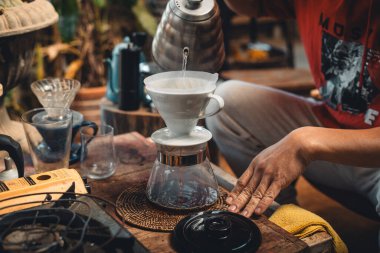 Ellerinizi yakın tutun, kahveciler kahve yapar, kahveleri döker.