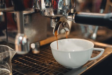 Kahve makinesiyle kahve hazırlamak, kahve makinesini kapatmak, kahve doldurmak.