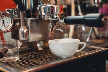 Kahve makinesiyle kahve hazırlamak, kahve makinesini kapatmak, kahve doldurmak.