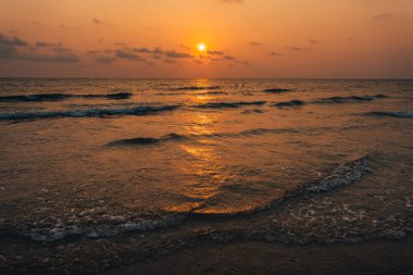 Koh Chang sahilinde deniz günbatımı manzarası