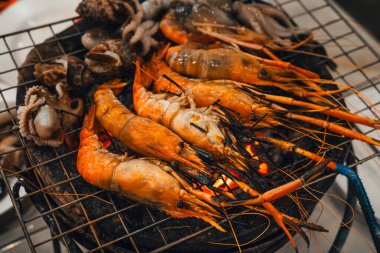 Bir deniz ürünleri restoranında mangalda karides.