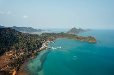 Sabah ada ve liman geçidi, deniz ve dağların havadan görünüşü.