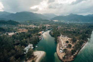 Koh Chang 'deki sahil köyleri ve mangrov ormanları.