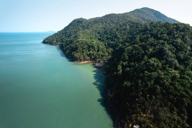 Sabahın erken saatlerinde deniz ve ada manzarası