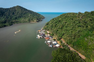 Koh Chang 'deki sahil köyleri ve mangrov ormanları.