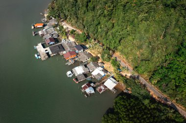 Koh Chang 'deki sahil köyleri ve mangrov ormanları.