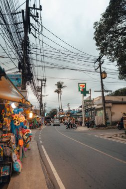 Koh Chang 'de akşam sokakları ve dükkanlar, ada yolu.
