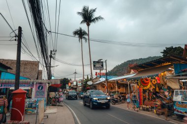 Koh Chang 'de akşam sokakları ve dükkanlar, ada yolu.