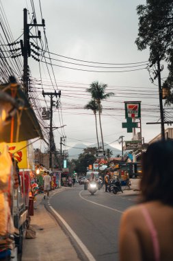 Koh Chang 'de akşam sokakları ve dükkanlar, ada yolu.