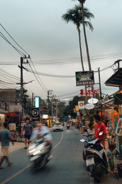 Koh Chang 'de akşam sokakları ve dükkanlar, ada yolu.