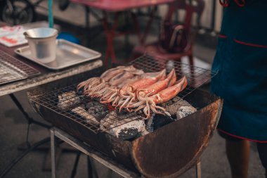 Adadaki bir markette ızgarada mürekkep balığı ızgara yapmış.