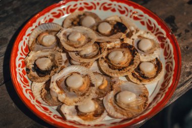 Kamp yerinde ızgara deniz tarağı tabağında