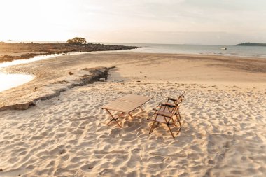 Akşamları plajda kamp sandalyeleri. Gün batımını izleyin.