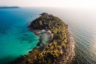 Tropik yaz mevsiminde ada ve mavi su Koh Kood