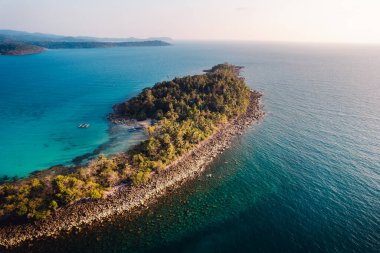 Tropik yaz mevsiminde ada ve mavi su Koh Kood