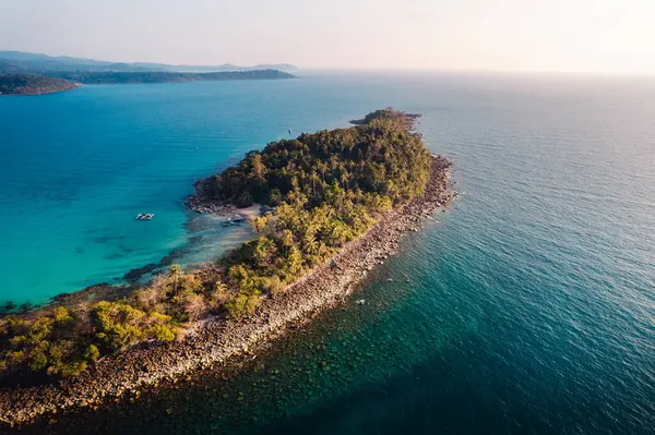 Tropik yaz mevsiminde ada ve mavi su Koh Kood