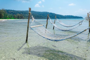 Yazın sahilde hamak, deniz kenarında dinlenmek.